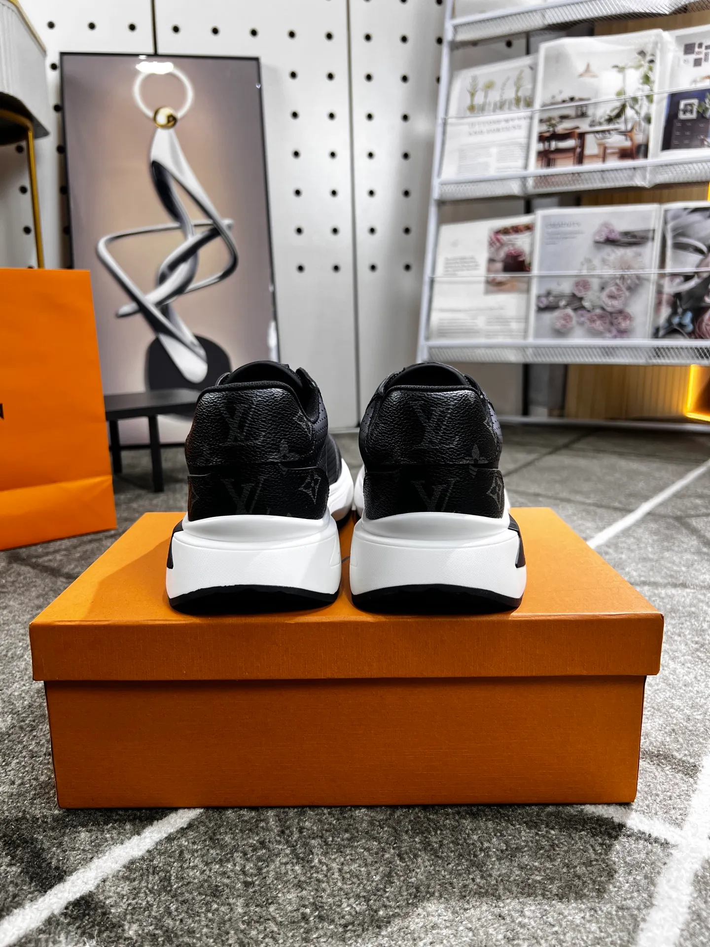 Factory price: 438 💰 LV new casual men's shoes 👉 👉 Fashionable and versatile, 💞 simple and elegant style, 🔊 made of imported cowhide, ☑️ breathable mesh lining, sheepskin feet, original wear-resistant rubber outsole, exclusive new style, actual shot, three colors available, code number: 38-44, (45 can be customized)